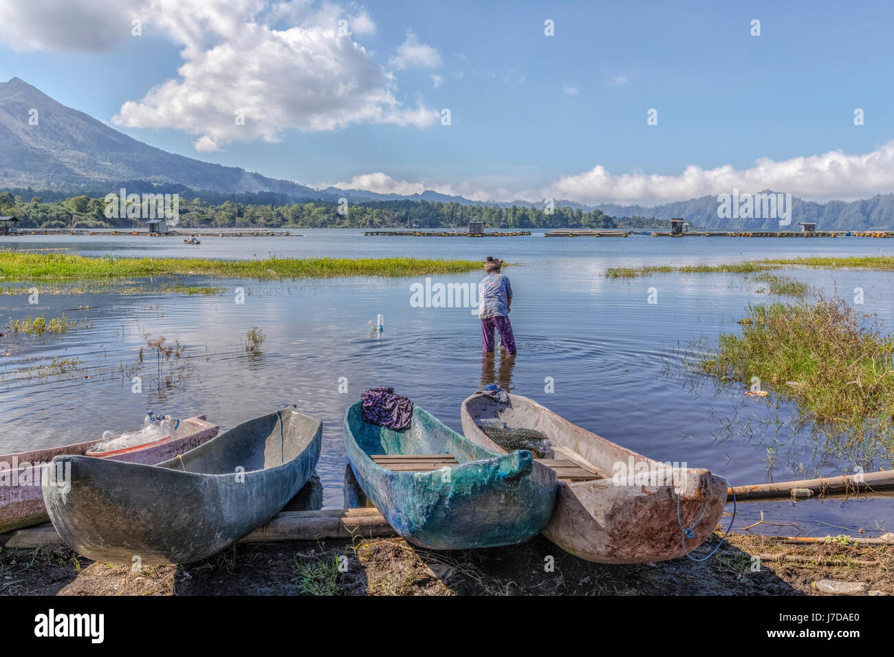 La donna il lavaggio della biancheria in Danau Batur Bali, Indonesia, Asia Foto Stock