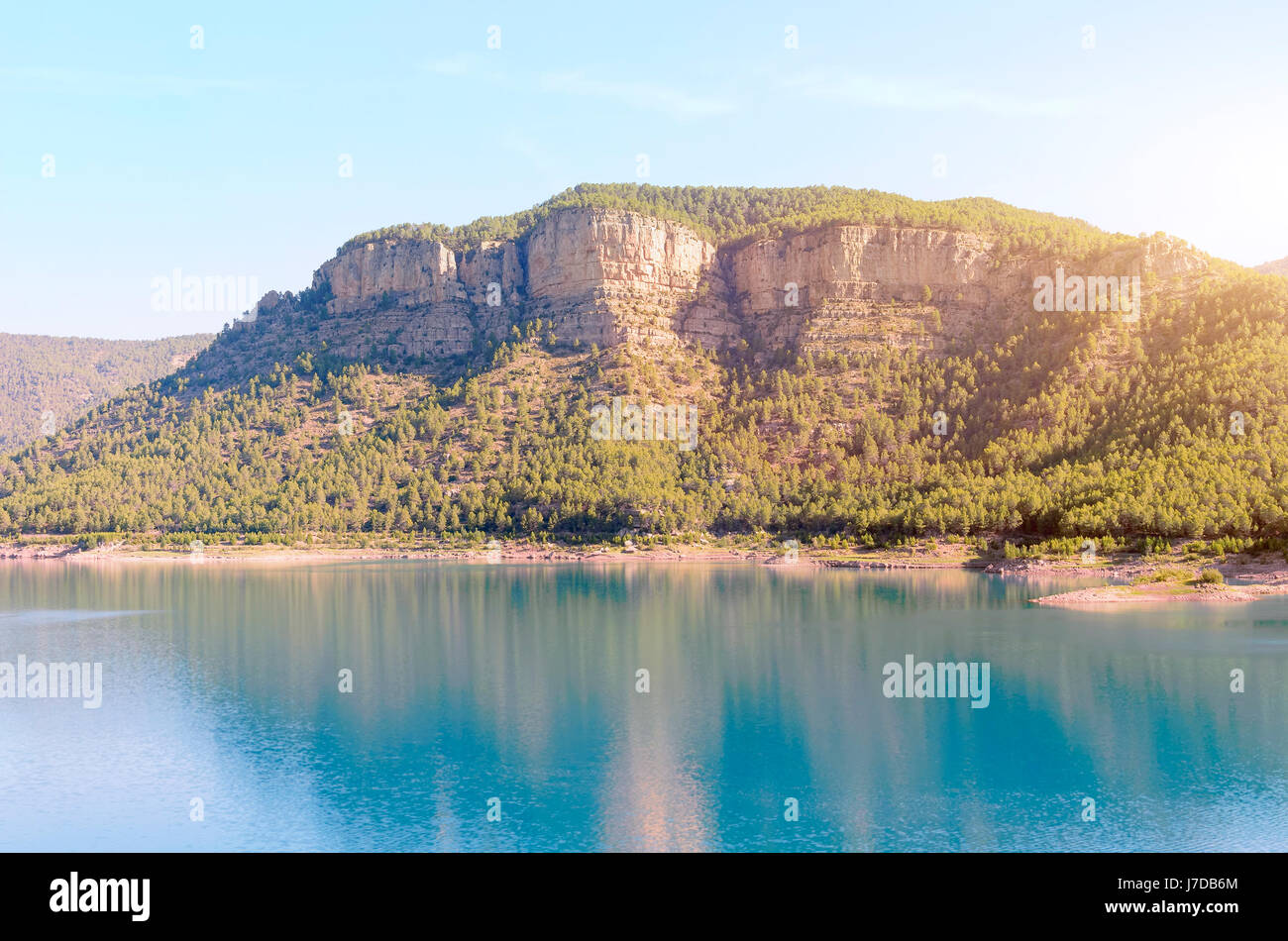 Palude di Arenos, all'interno della provincia di Castellon (paese di Valencia - Spagna). Acqua con splendidi colori. Paesaggio della scogliera rocciosa con il verde degli alberi. Foto Stock