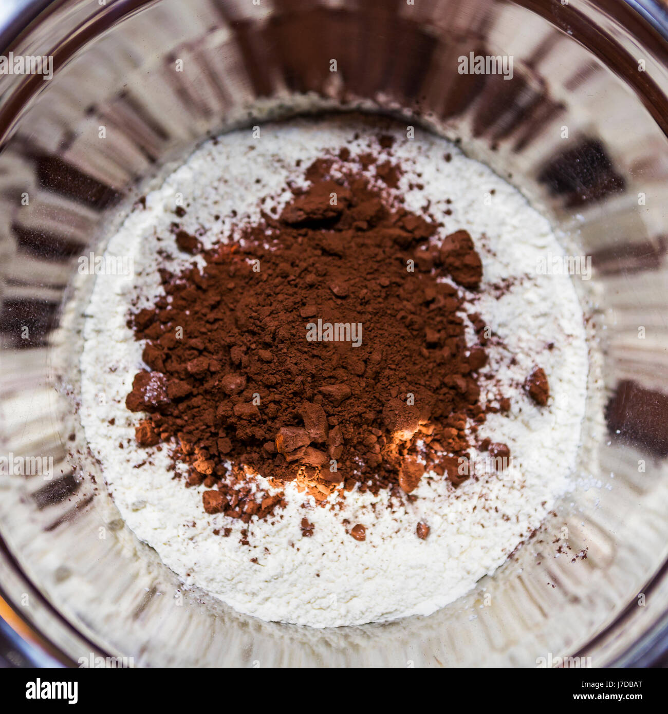 La polvere di cacao e la farina in un recipiente di miscelazione Foto Stock