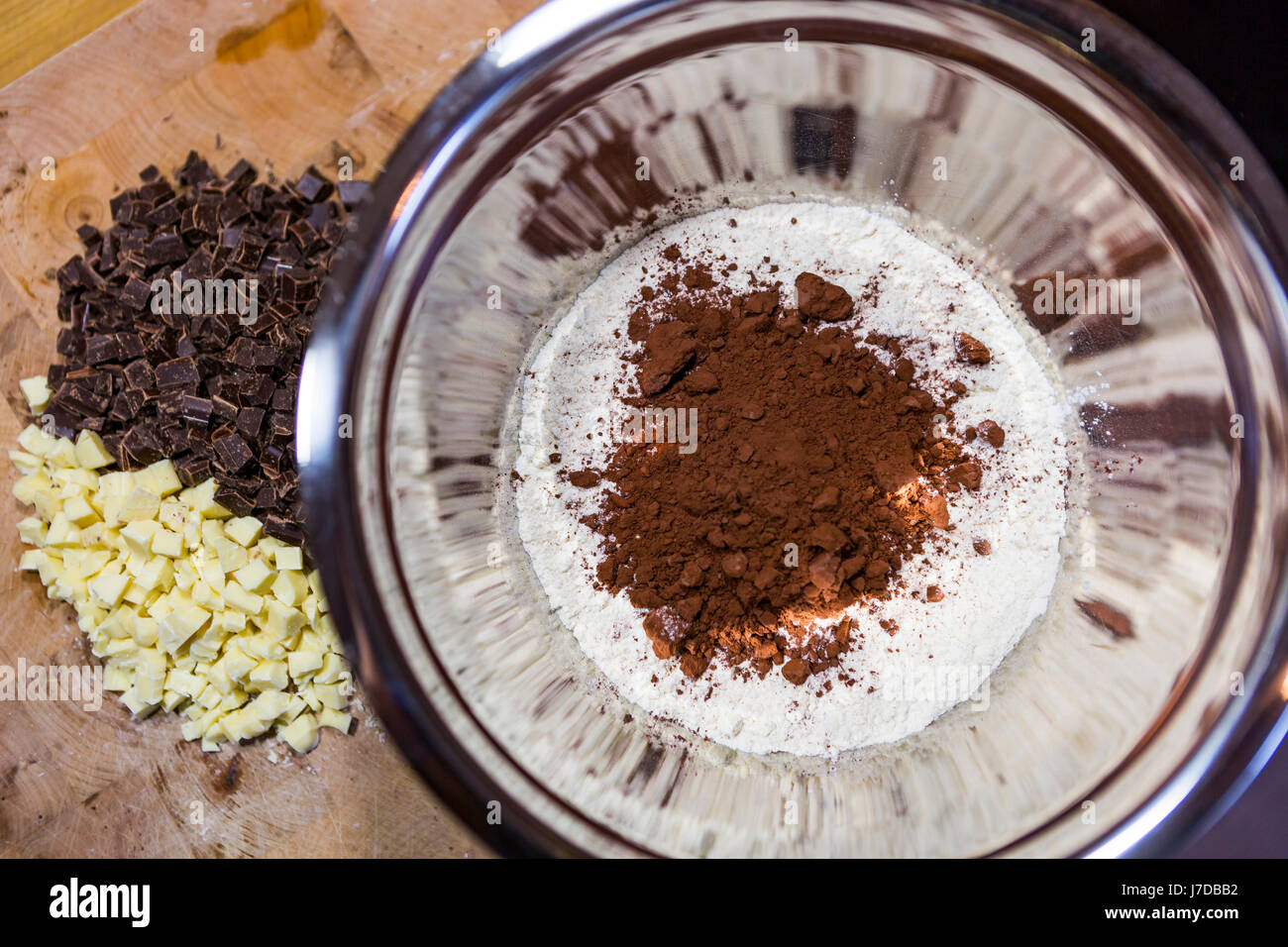La polvere di cacao e la farina in un recipiente di miscelazione Foto Stock