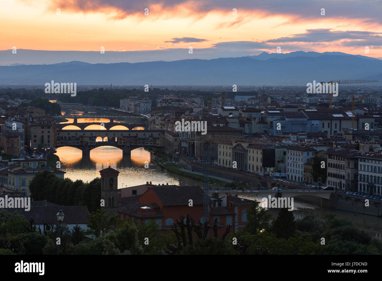 Il tramonto sopra il fiume Arno in città Firenze in Toscana, Italia Foto Stock