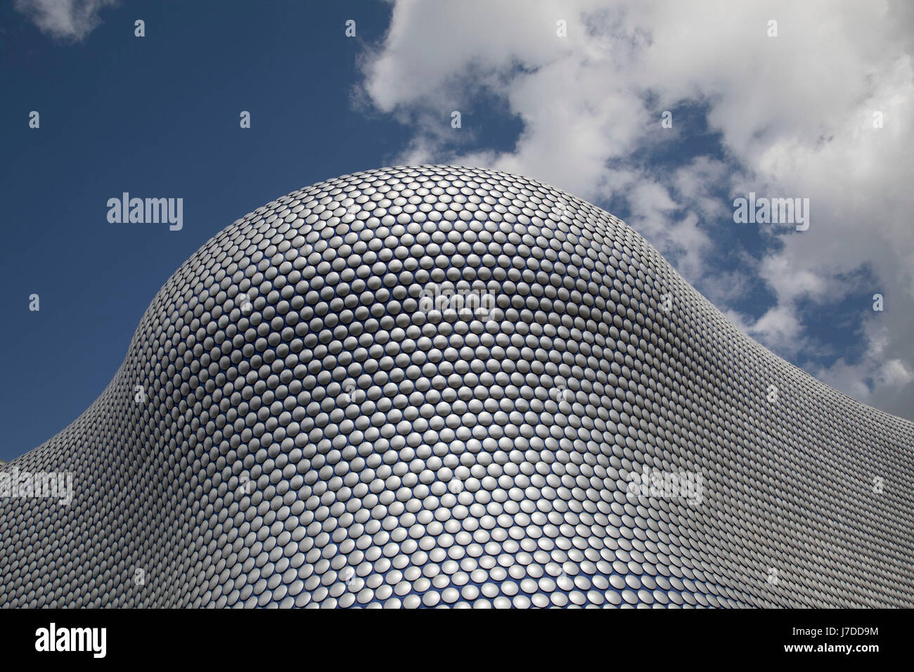 Moderna architettura di pietra miliare dell'edificio Selfridges a Birmingham, Regno Unito. Il palazzo è parte del Centro Commerciale per lo shopping Bullring e case dal grande magazzino Selfridges. La costruzione è stata completata nel 2003 ad un costo di £ 60 milioni e progettato da studio di architettura Future Systems. Esso ha una struttura in acciaio con calcestruzzo spruzzato facciata. Dal momento della sua costruzione, l'edificio è diventato un iconico punto di riferimento architettonico e visto come un importante contributo alla rigenerazione di Birmingham. Foto Stock