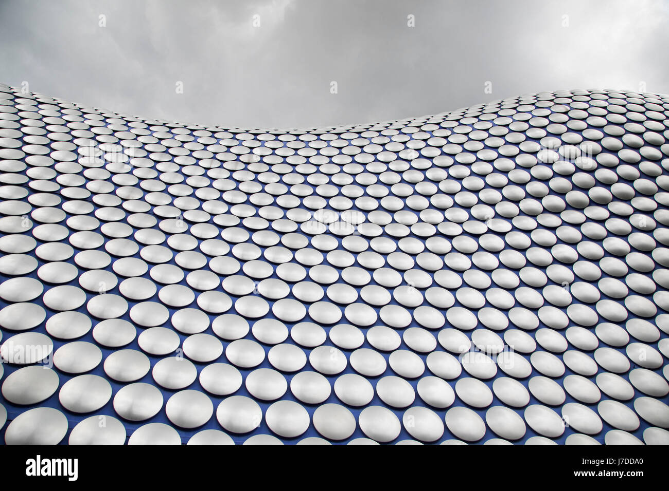 Moderna architettura di pietra miliare dell'edificio Selfridges a Birmingham, Regno Unito. Il palazzo è parte del Centro Commerciale per lo shopping Bullring e case dal grande magazzino Selfridges. La costruzione è stata completata nel 2003 ad un costo di £ 60 milioni e progettato da studio di architettura Future Systems. Esso ha una struttura in acciaio con calcestruzzo spruzzato facciata. Dal momento della sua costruzione, l'edificio è diventato un iconico punto di riferimento architettonico e visto come un importante contributo alla rigenerazione di Birmingham. Foto Stock