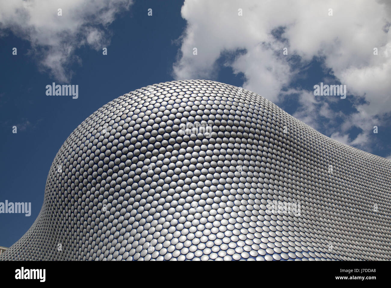 Moderna architettura di pietra miliare dell'edificio Selfridges a Birmingham, Regno Unito. Il palazzo è parte del Centro Commerciale per lo shopping Bullring e case dal grande magazzino Selfridges. La costruzione è stata completata nel 2003 ad un costo di £ 60 milioni e progettato da studio di architettura Future Systems. Esso ha una struttura in acciaio con calcestruzzo spruzzato facciata. Dal momento della sua costruzione, l'edificio è diventato un iconico punto di riferimento architettonico e visto come un importante contributo alla rigenerazione di Birmingham. Foto Stock