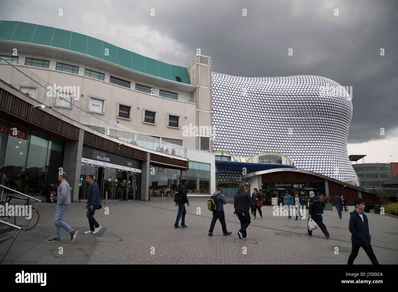 Moderna architettura di pietra miliare dell'edificio Selfridges a Birmingham, Regno Unito. Il palazzo è parte del Centro Commerciale per lo shopping Bullring e case dal grande magazzino Selfridges. La costruzione è stata completata nel 2003 ad un costo di £ 60 milioni e progettato da studio di architettura Future Systems. Esso ha una struttura in acciaio con calcestruzzo spruzzato facciata. Dal momento della sua costruzione, l'edificio è diventato un iconico punto di riferimento architettonico e visto come un importante contributo alla rigenerazione di Birmingham. Foto Stock