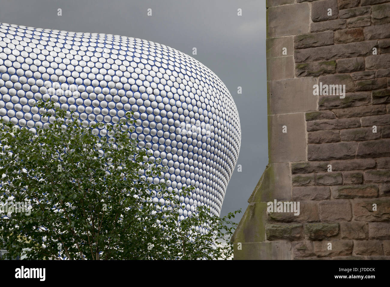 Moderna architettura di pietra miliare dell'edificio Selfridges a Birmingham, Regno Unito. Il palazzo è parte del Centro Commerciale per lo shopping Bullring e case dal grande magazzino Selfridges. La costruzione è stata completata nel 2003 ad un costo di £ 60 milioni e progettato da studio di architettura Future Systems. Esso ha una struttura in acciaio con calcestruzzo spruzzato facciata. Dal momento della sua costruzione, l'edificio è diventato un iconico punto di riferimento architettonico e visto come un importante contributo alla rigenerazione di Birmingham. Foto Stock