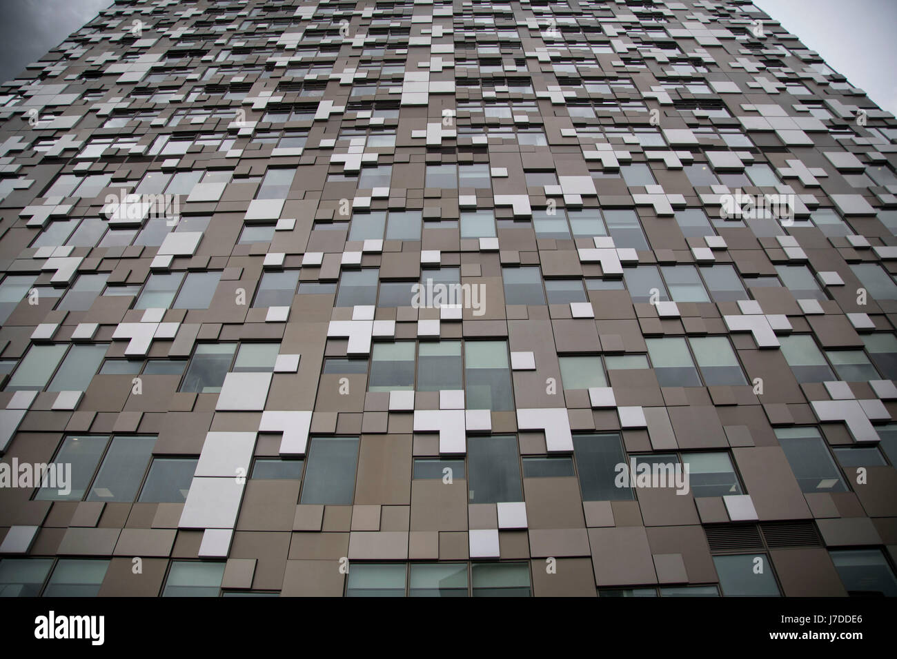 Dettagli esterni del cubo edificio in Birmingham, Regno Unito. Il Cubo è a 25 piani di utilizzo misto sviluppo nel centro di Birmingham, Inghilterra. Progettato da Ken Shuttleworth di rendere gli architetti, contiene 135 appartamenti, uffici, negozi, un hotel e un ristorante. È la fase finale di sviluppo della cassetta postale. Foto Stock