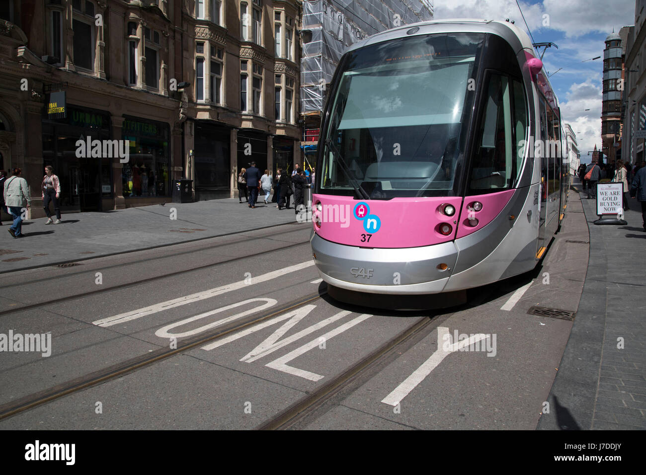 Midland metro tram sistema di trasporto pubblico nella zona centrale di Birmingham, Regno Unito. La Midland Metro è una luce-rail tram linea nella contea del West Midlands, Inghilterra, operanti tra le città di Birmingham e Wolverhampton attraverso le città di West Bromwich e Roma Anagnina. La linea opera su strade in zone urbane, e riaperto la ferrovia convenzionale le vie che collegano la città e paesi. I proprietari sono i trasporti per West Midlands con funzionamento da National Express Midland Metro, una filiale della National Express. TfWM stesso opererà il servizio a partire dal mese di ottobre 2018. Foto Stock