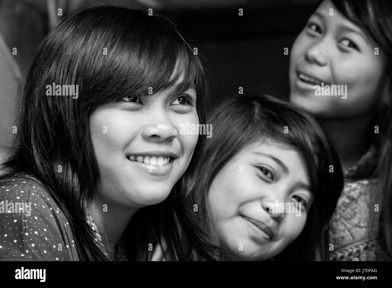 Belle ragazze dalla Tana Toraja etnico gruppo di minoranza. Close-up volto ritratto in bianco e nero. Stare insieme e amicizia incandescente dalle facce Foto Stock