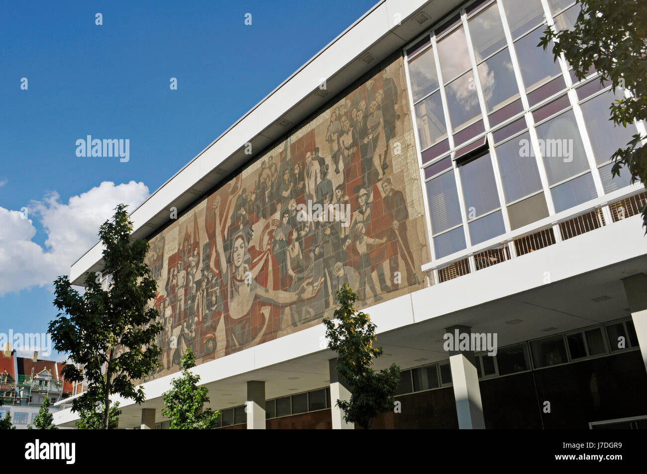 Murale 'Der Weg der Roten Fahne' a lato del Kulturpalast, Dresda, Sassonia, Germania Foto Stock