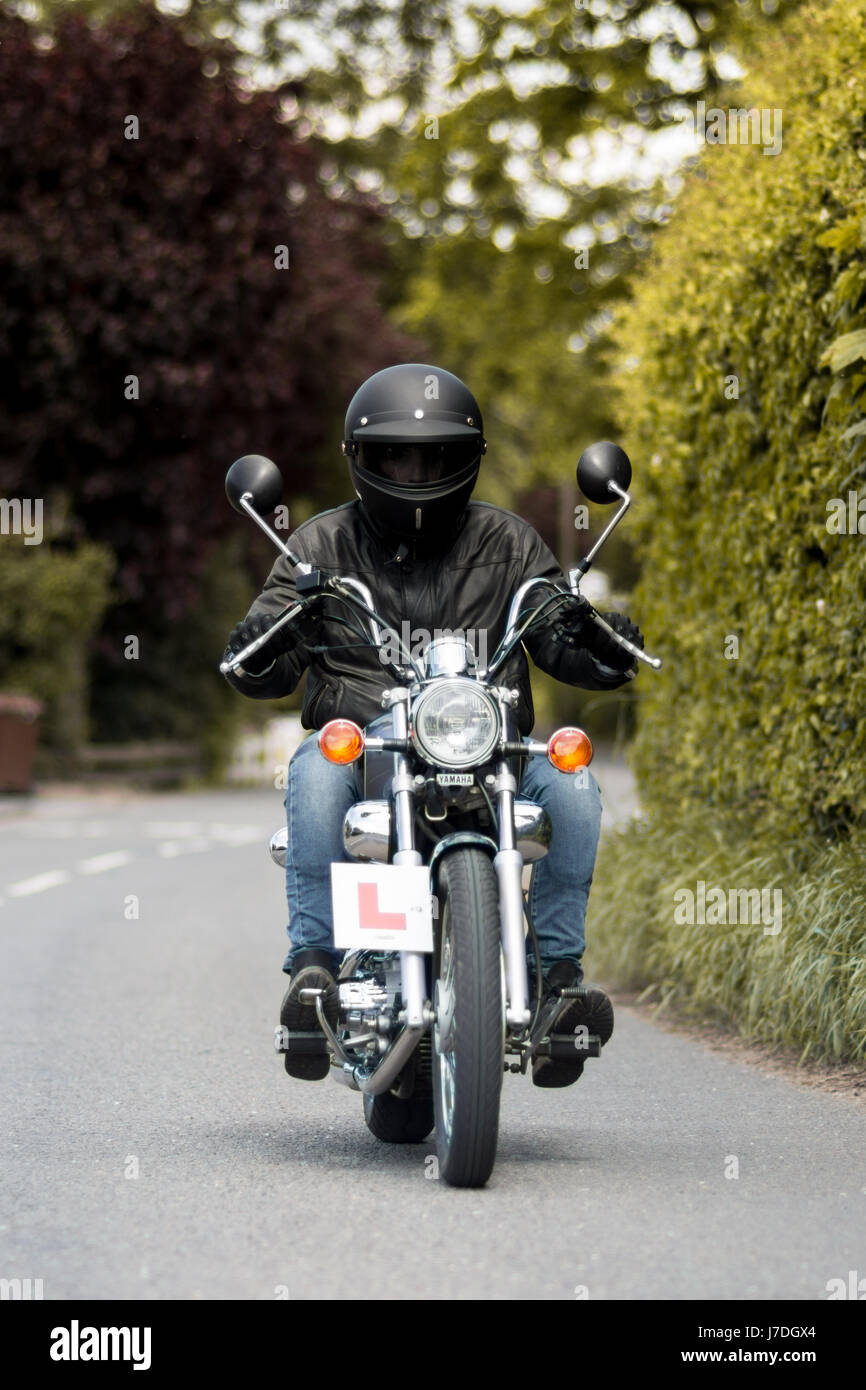 Giovane uomo su una moto Foto Stock