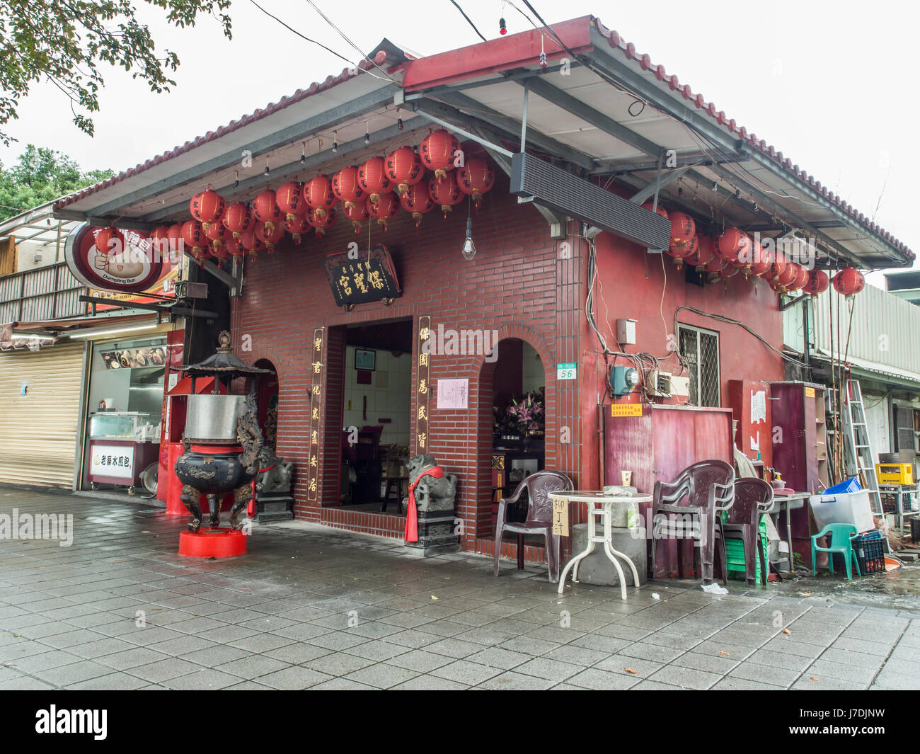 Taipei, Taiwan - 12 ottobre 2016: il ristorante cinese e il tempio in una piccola casa in mattoni rossi su un angolo di strada in Taipei, Taiwan Foto Stock