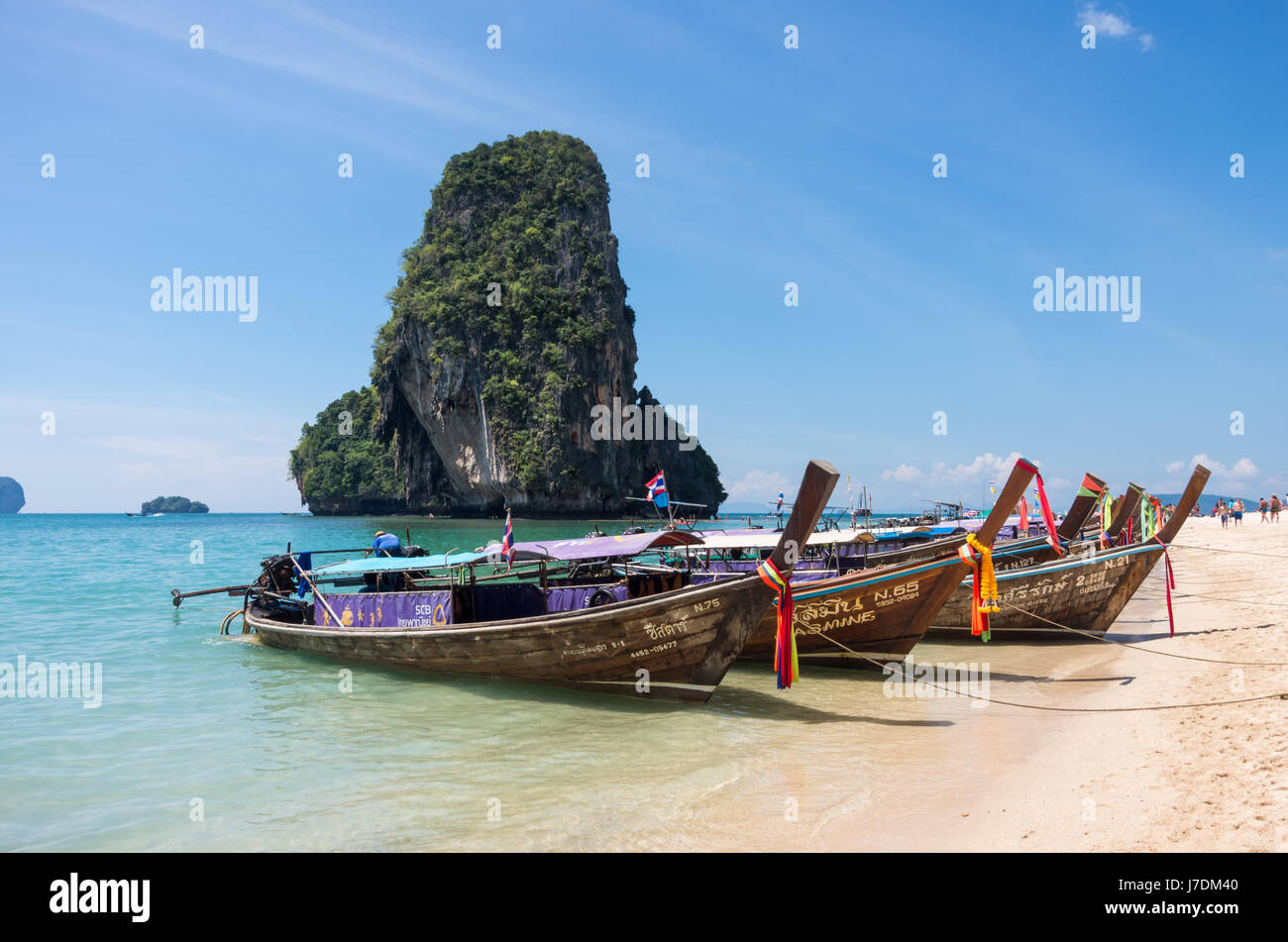 Phra Nang Beach con coda lunga barche, Railay, Krabi, Thailandia Foto Stock