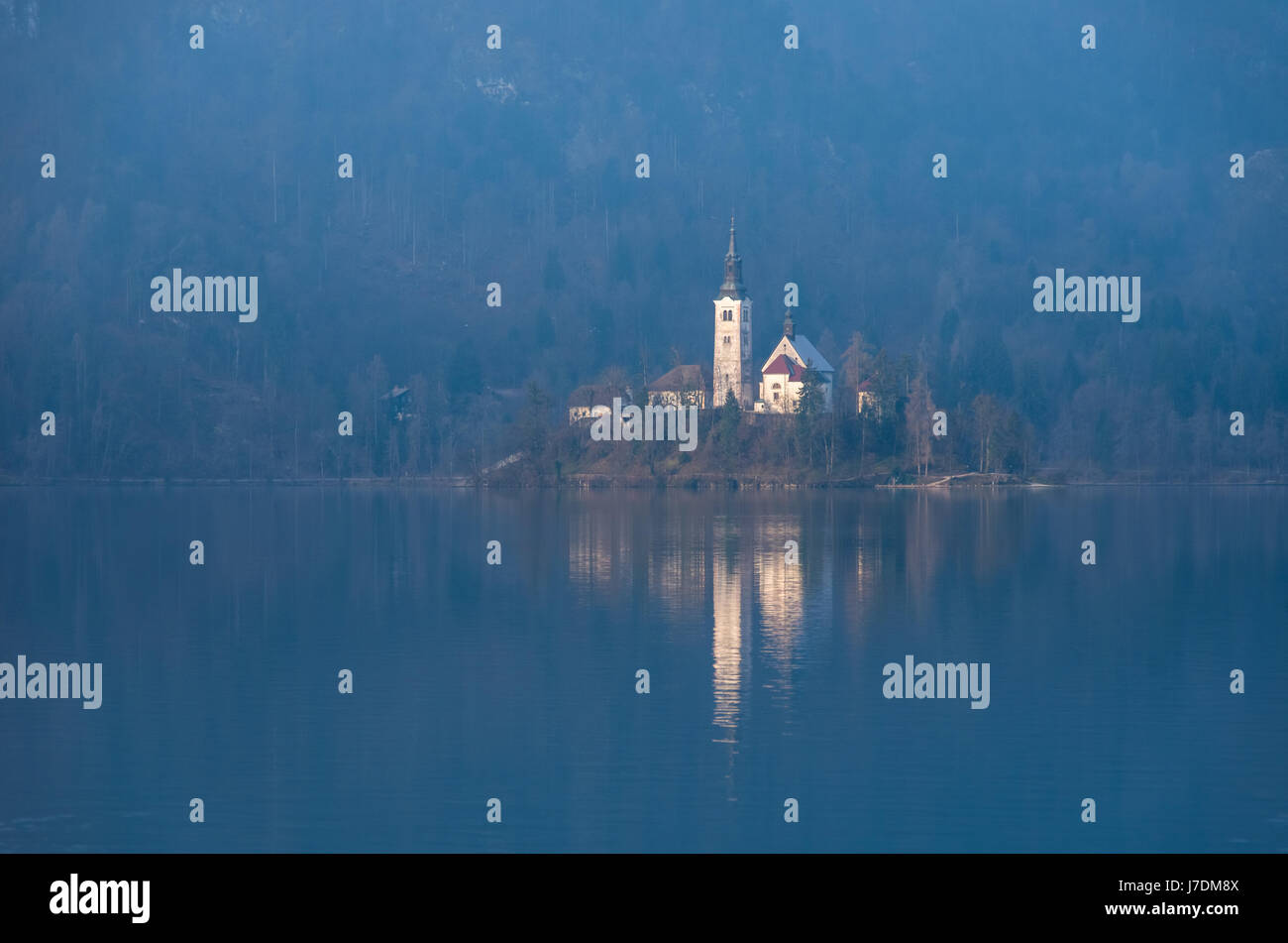 La Chiesa sull'isola di Bled mattina la riflessione Foto Stock