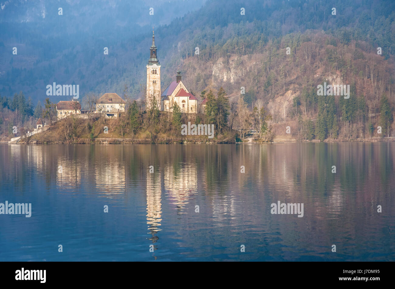 La Chiesa sull'isola di Bled mattina la riflessione Foto Stock