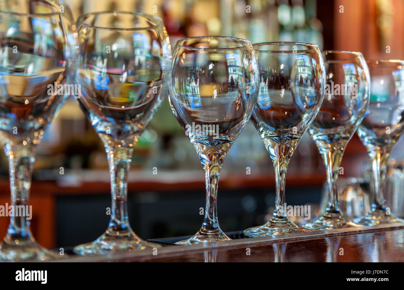 Bicchieri di vino presso il bar Foto Stock