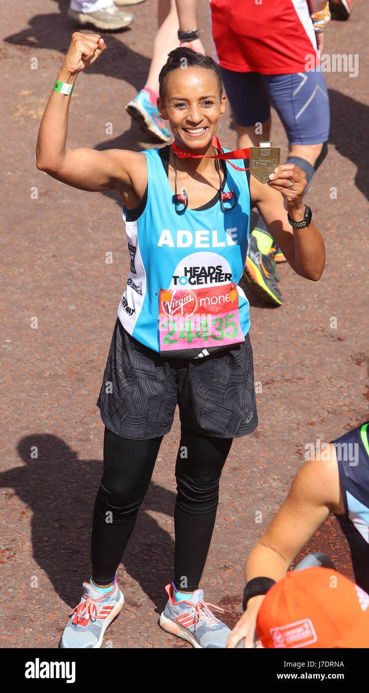 2017 Londra Maratona tenere le loro medaglie con: Adele Roberts dove: Londra, Regno Unito quando: 23 Apr 2017 Credit: WENN.com Foto Stock