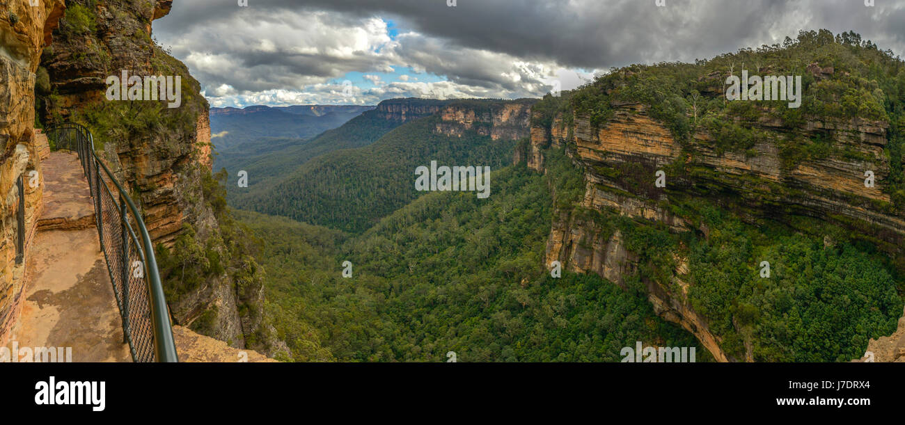 Un cielo coperto vista panoramica di Wentworth Falls nelle Blue Mountains regione dell'Australia New South Wales. Foto Stock