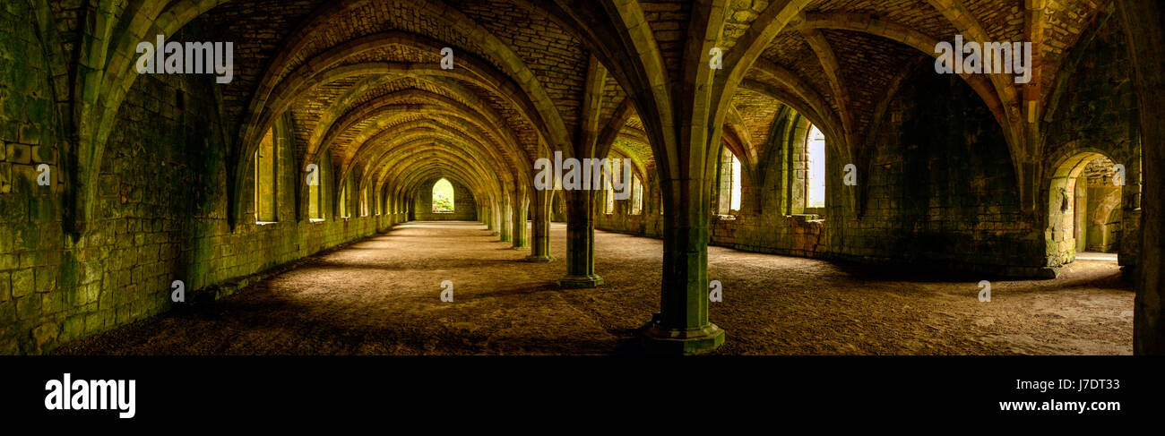 Un panorama del Celarium abbandonati al Fountains Abbey nello Yorkshire, sotto illuminazione naturale. Foto Stock