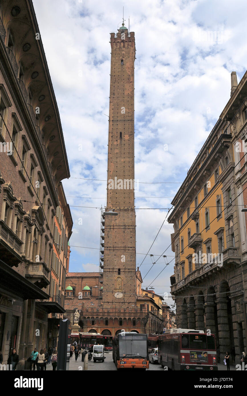Una delle due torri, le due torri, la Torre degli Asinelli a 97m, Piazza di Porta Ravegnana, Bologna, Emilia Romagna, Italia. Foto Stock
