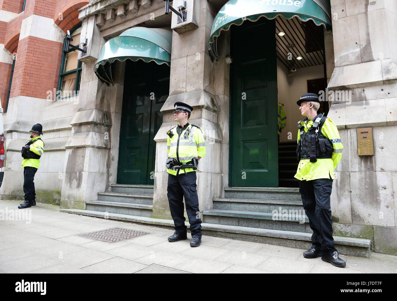 La polizia al di fuori di Granby House di Granby Row, Manchester, dopo un attentatore suicida ha ucciso 22 persone lasciando un concerto pop al Manchester Arena di lunedì sera. Foto Stock