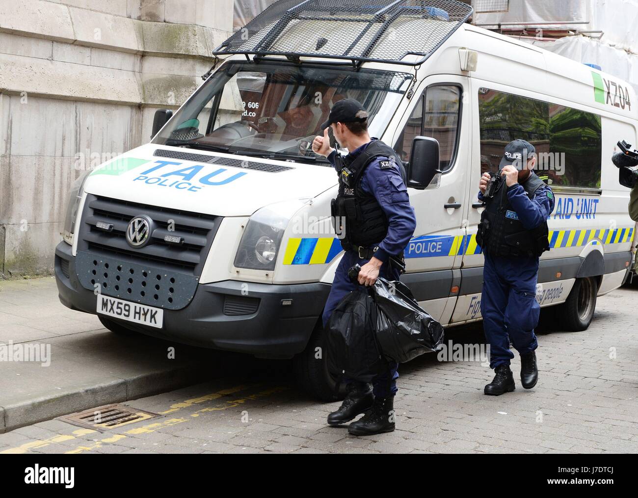 Polizia da l'ausilio tattico Unit inserire Granby House di Granby Row, Manchester, dopo un attentatore suicida ha ucciso 22 persone lasciando un concerto pop al Manchester Arena di lunedì sera. Foto Stock