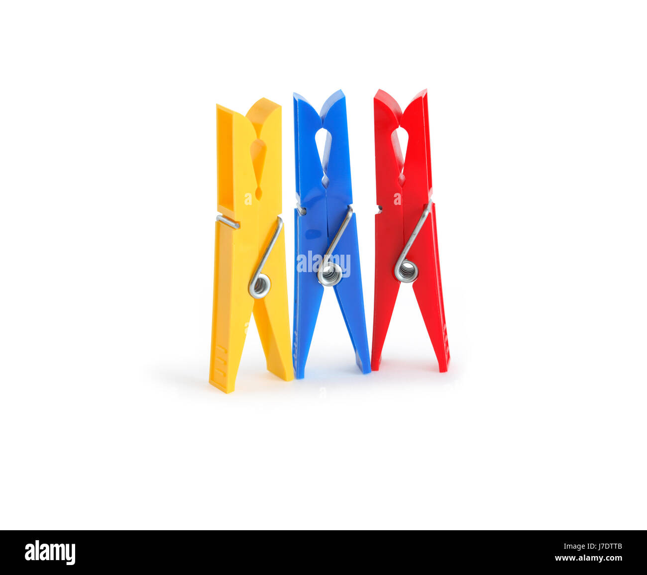 Tre clothespins colorati in piedi in fila su sfondo bianco. Percorso di clipping è incluso Foto Stock