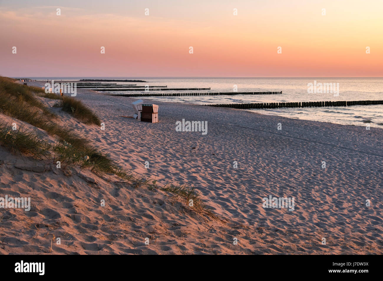 Spiaggia con sdraio in spiaggia e mare pennelli a Ahrenshoop, Meclenburgo-Pomerania Occidentale, Germania Foto Stock