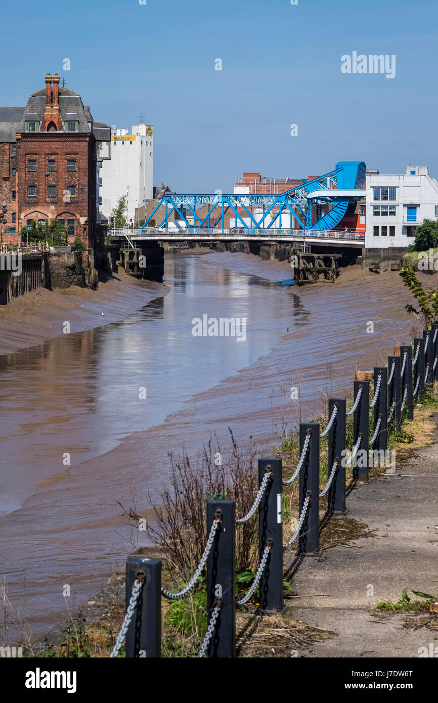 A165 North Bridge sul fiume scafo a bassa marea di Kingston Upon Hull, Yorkshire, Inghilterra, Regno Unito Foto Stock