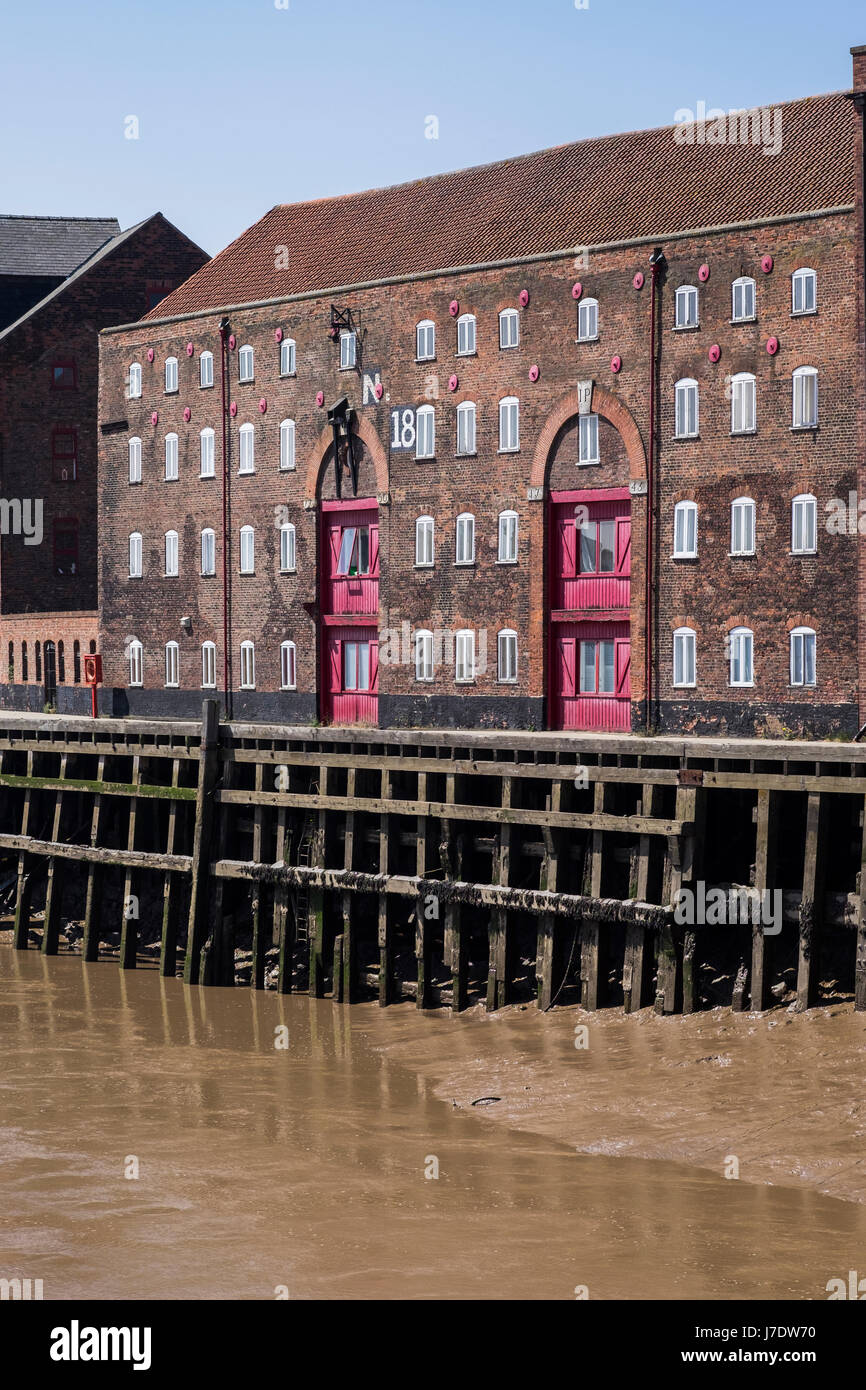 Magazzino convertito sul fiume Hull Kingston Upon Hull, Yorkshire, Inghilterra, Regno Unito Foto Stock