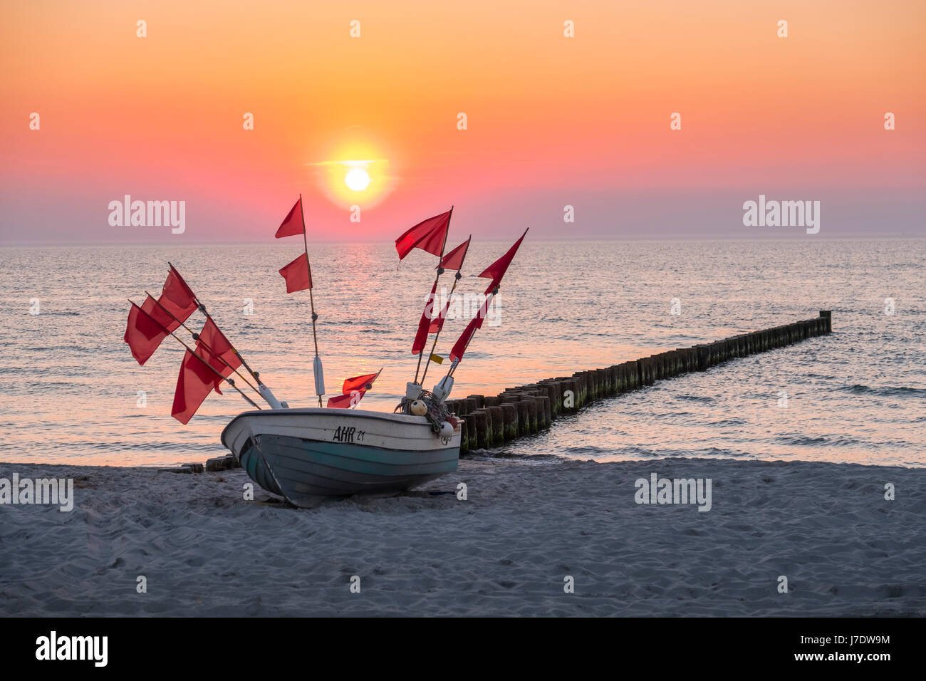 La pesca in barca sulla spiaggia al tramonto a Ahrenshoop, Meclenburgo-Pomerania Occidentale, Germania Foto Stock