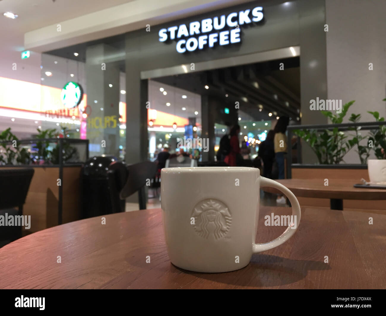 Cracovia in Polonia - 21 Maggio 2017: Starbucks Coffee segno e tavoli da caffè di fronte alla caffetteria ingresso. Starbucks Corporation è un Americano famo Foto Stock