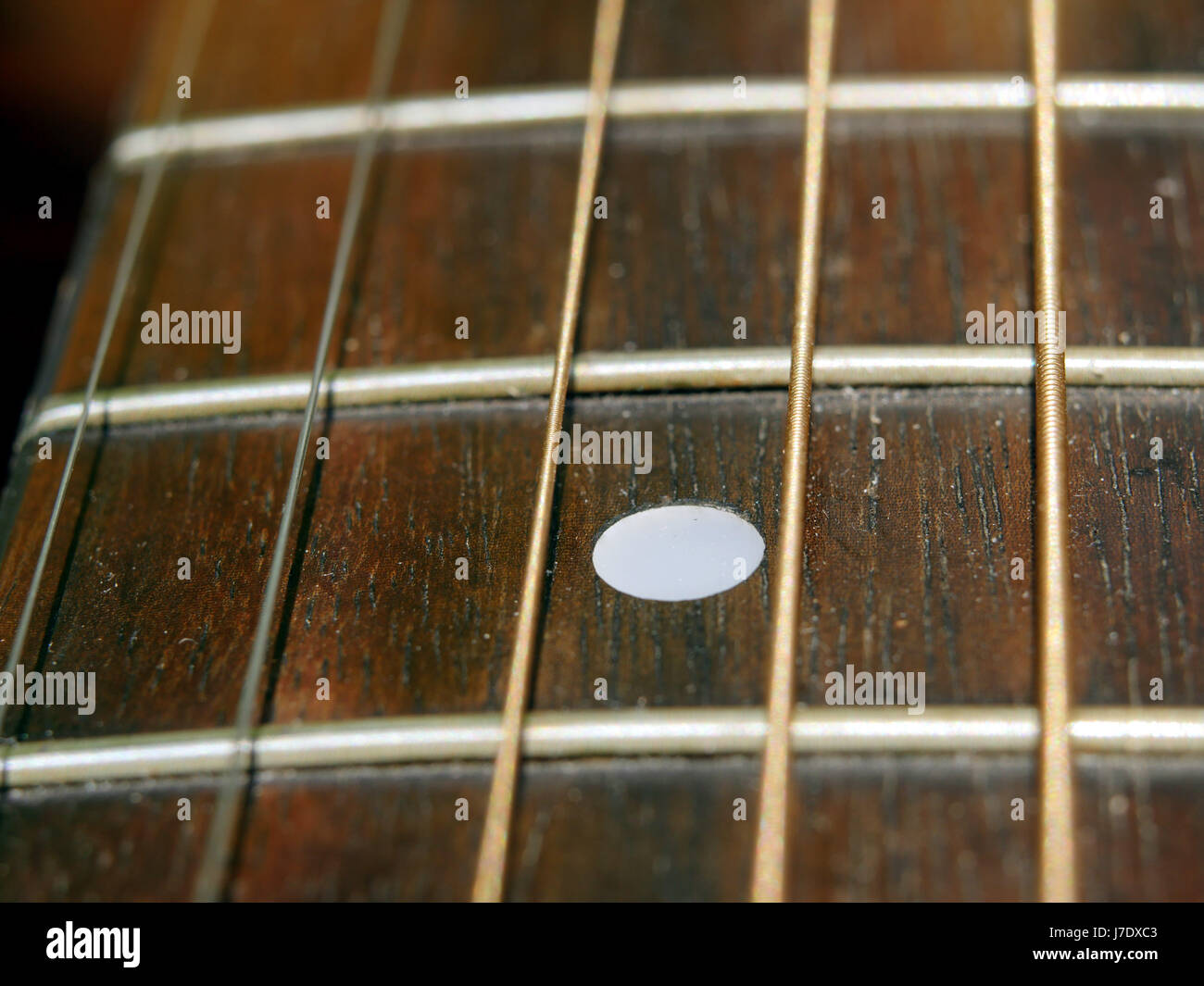 Close up dettaglio della chitarra acustica di stringhe e raccordi Foto Stock