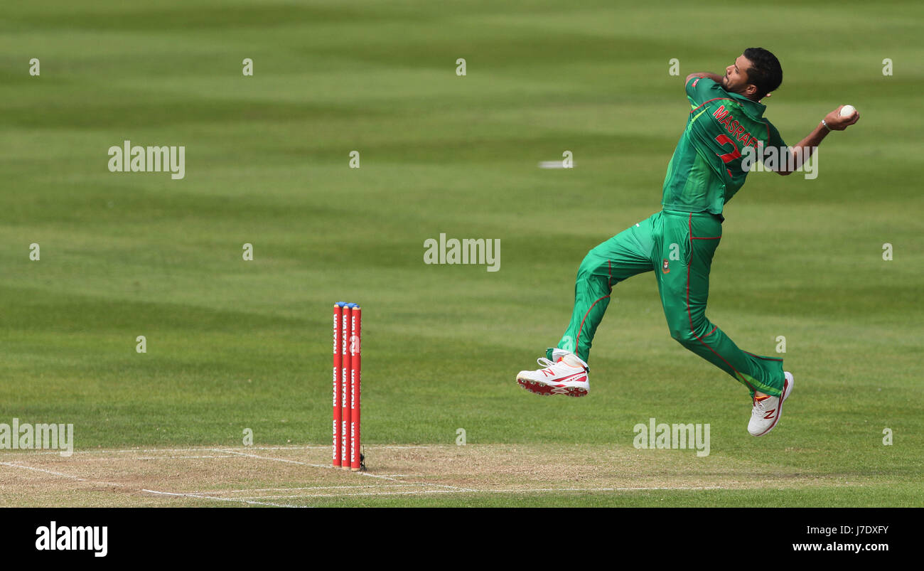 Il Bangladesh Masrafe Bin Mortaza si inchinò durante la partita della serie Tri-Nations al Clontarf Cricket Club di Dublino. Foto Stock