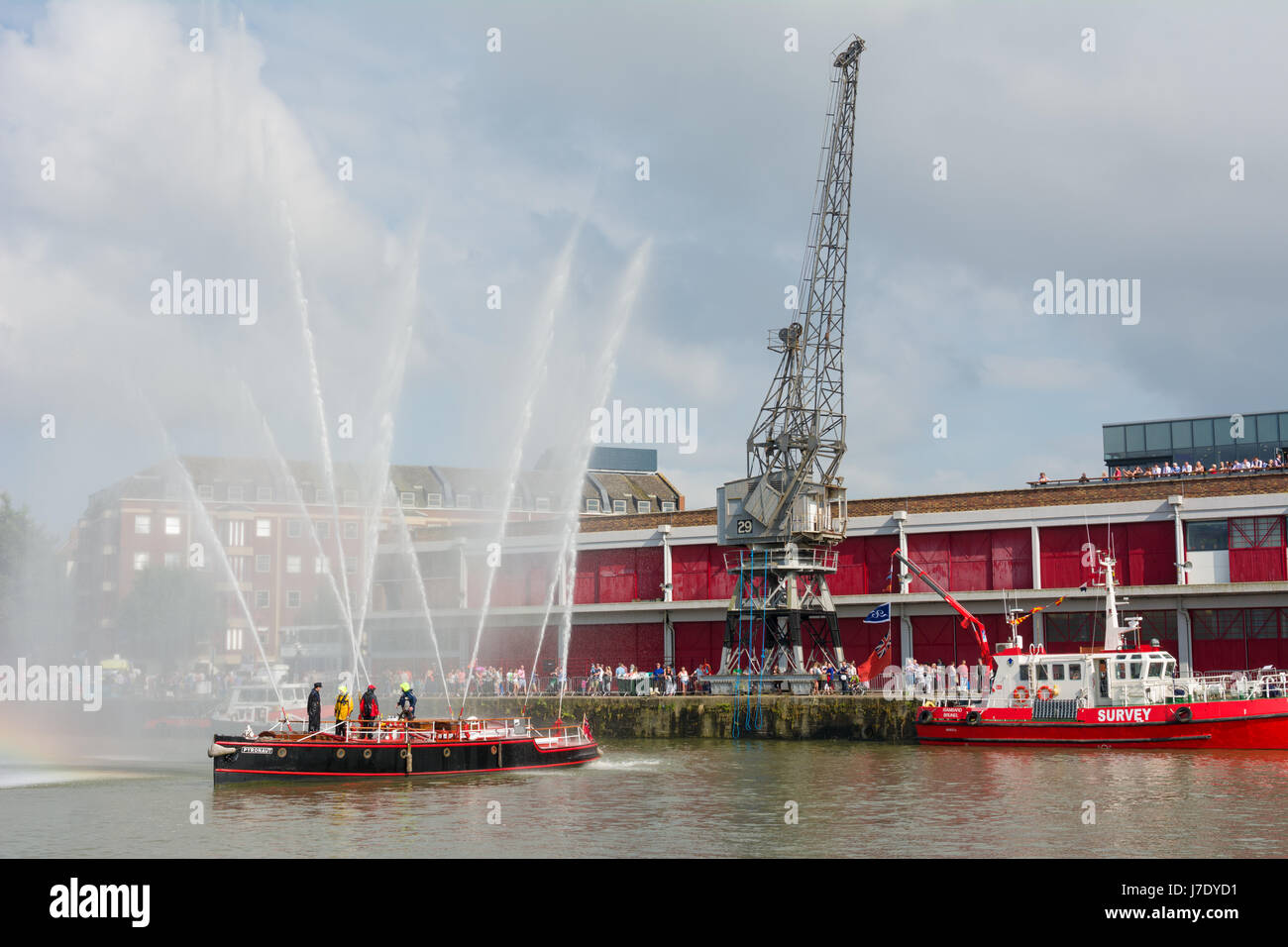 Il vecchio fire-galleggiante, Pyronaut, essendo dimostrato nel Dock nella parte anteriore del capannone M Museo durante il porto di Bristol Festival, Inghilterra. Foto Stock