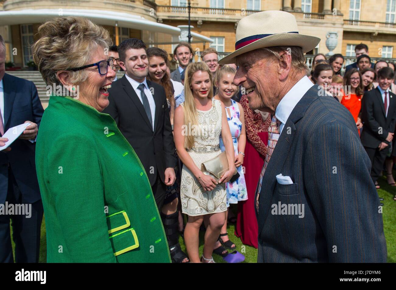 Il Duca di Edimburgo soddisfa Prue Leith presso il Duca di Edimburgo il Premio Gold Award presentazioni, a Buckingham Palace di Londra. Foto Stock