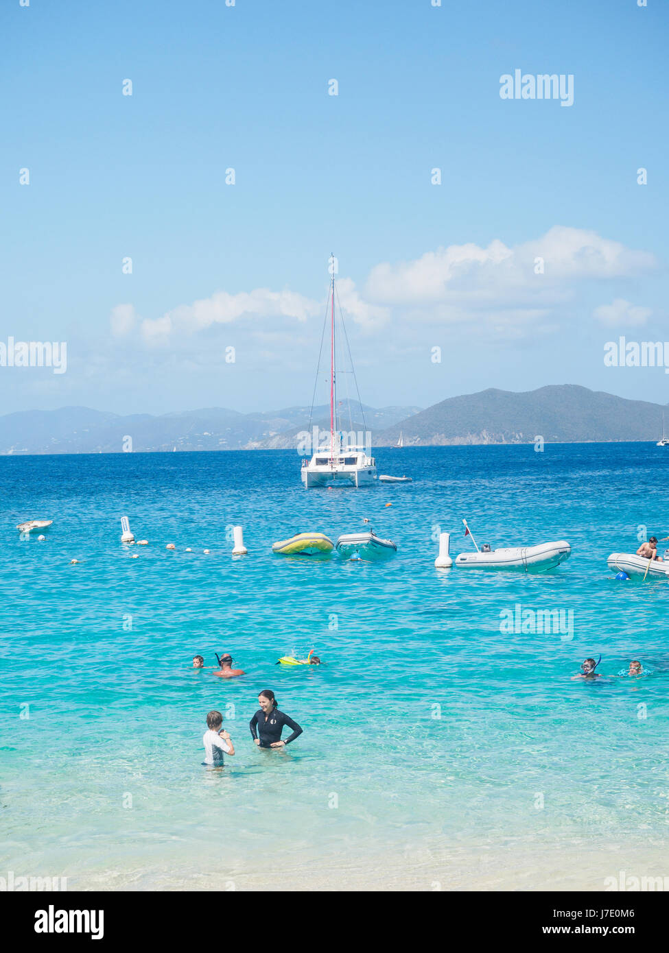 Una vista delle acque turquose e isole attraverso i grandi massi dei bagni nelle isole Vergini britanniche Foto Stock