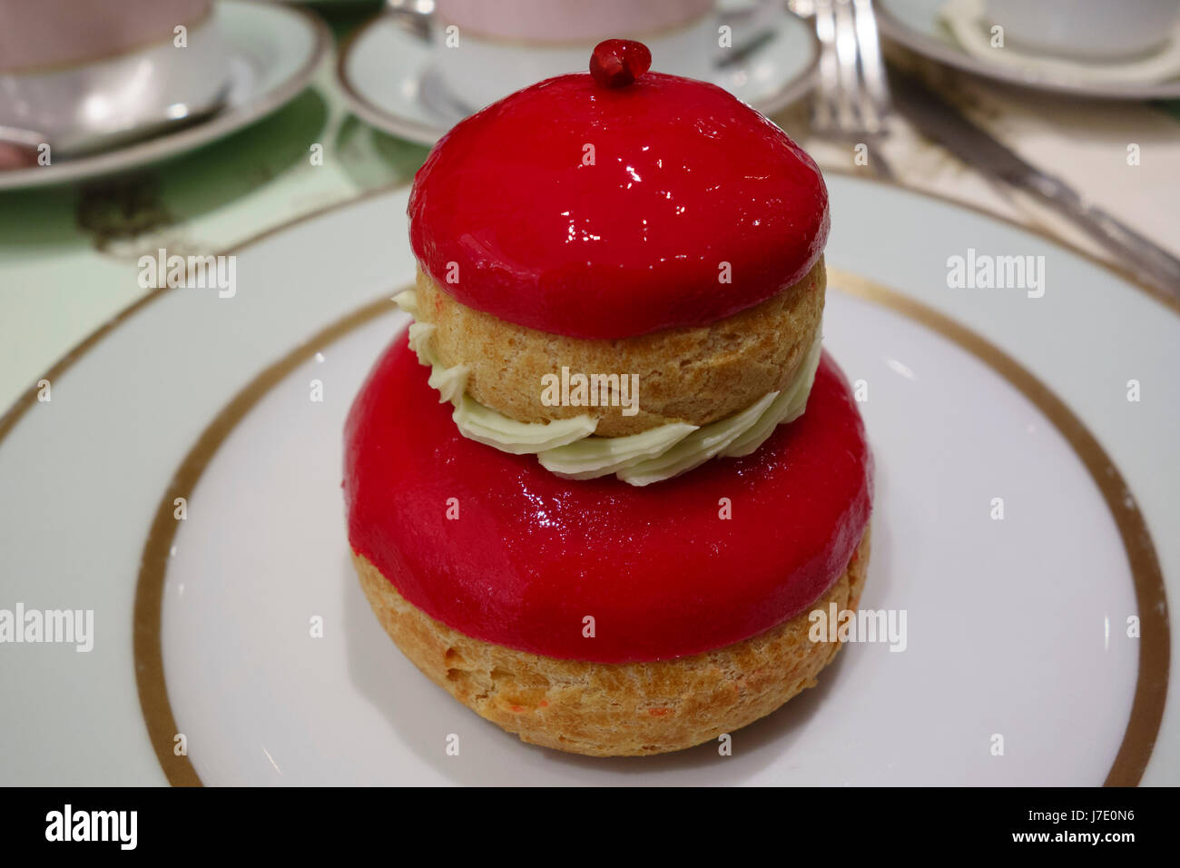 Fragola religeuse a Laduree, Parigi, Francia Foto Stock