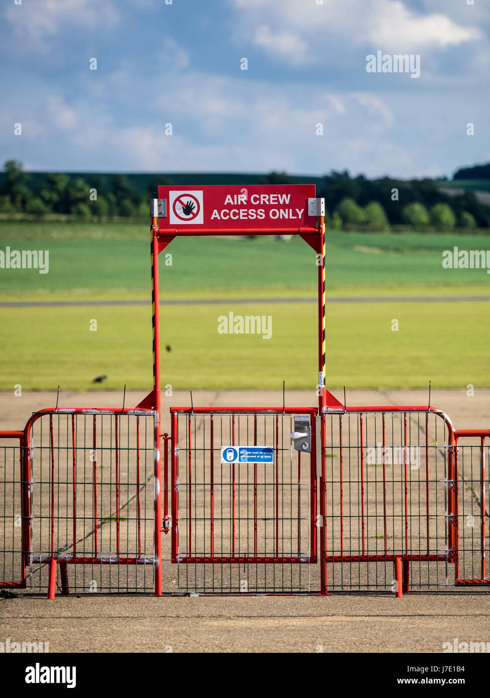 Porta di accesso per gli equipaggi degli aeromobili solo in un piccolo aerodromo in Cambridgeshire, Regno Unito Foto Stock