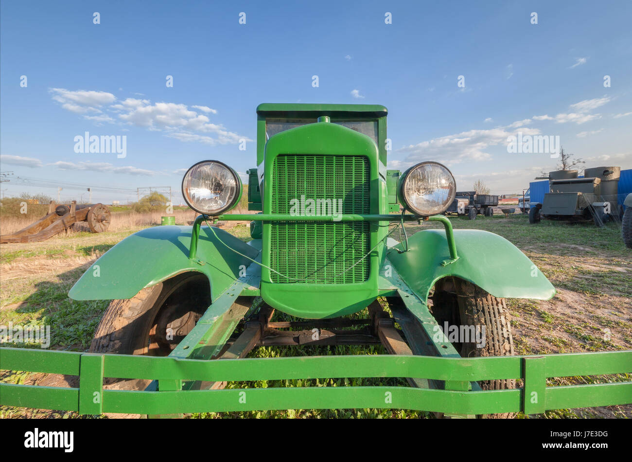 La RUSSIA/Regione di Mosca- luglio 2016: Vintage retrò carrello sovietica campo verde, vista frontale closeup Foto Stock