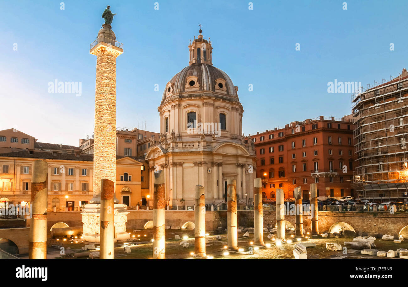 Colonna di Traiano e la Chiesa del Santissimo Nome di Maria al Foro Traiano, Roma, Italia. Foto Stock