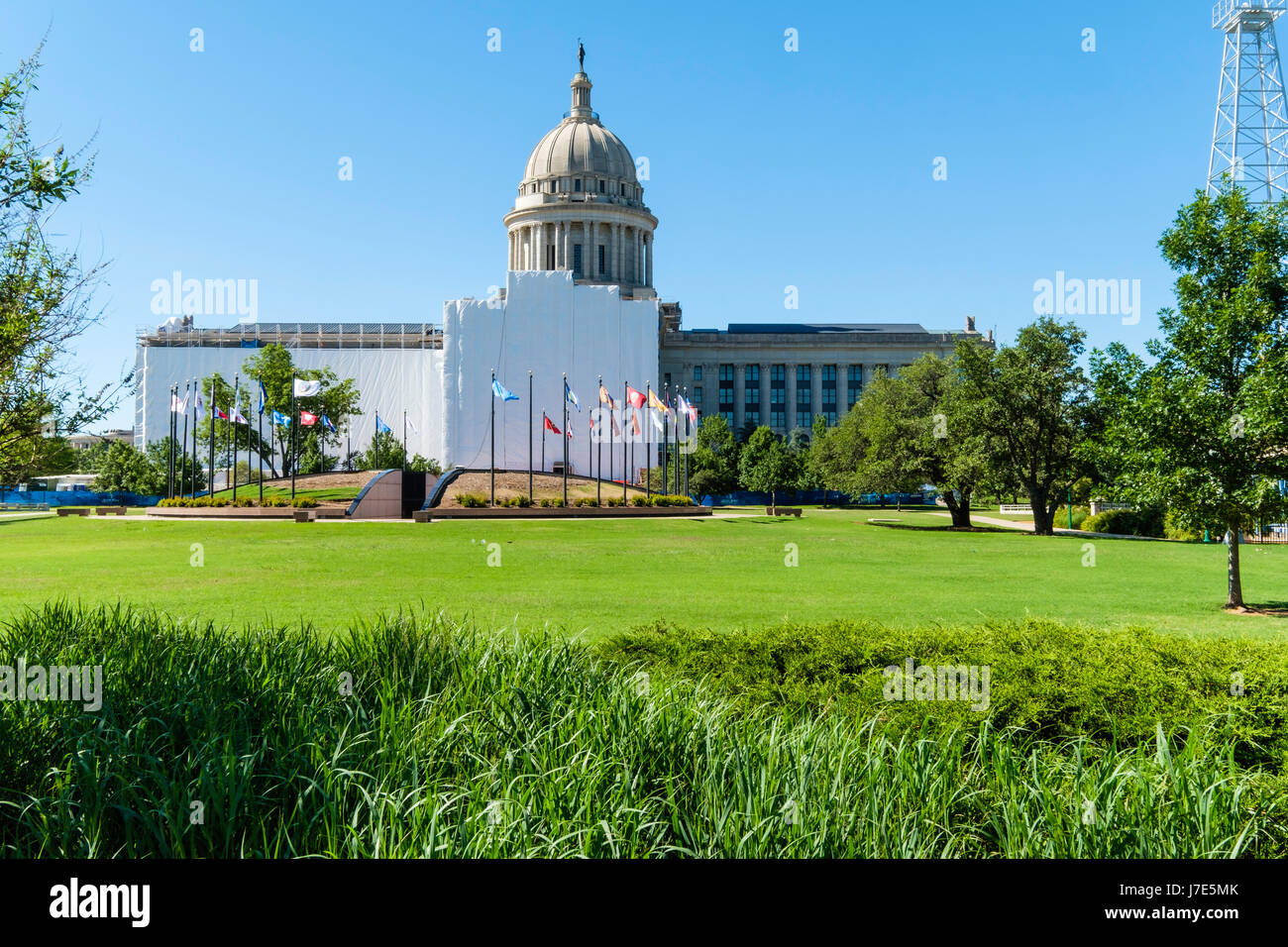 Oklahoma State Capitol costruito da calcare e marmo, è sotto teloni mentre i lavori di rinnovo sono completati nel 2022 nella città di Oklahoma, Oklahoma, Stati Uniti d'America. Foto Stock