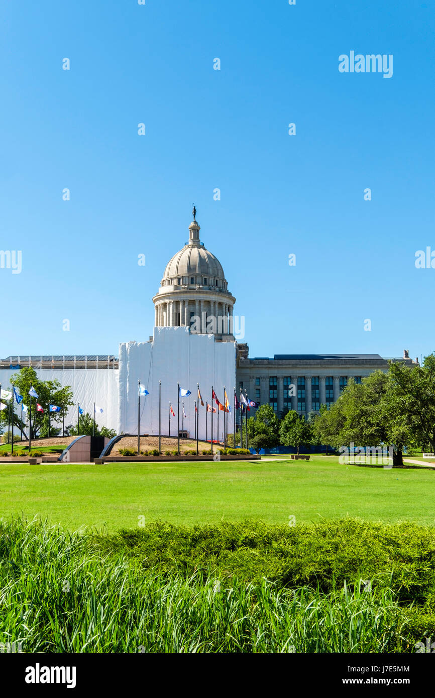 Oklahoma State Capitol costruito da calcare e marmo, è sotto teloni mentre i lavori di rinnovo sono completati nel 2022 nella città di Oklahoma, Oklahoma, Stati Uniti d'America. Foto Stock