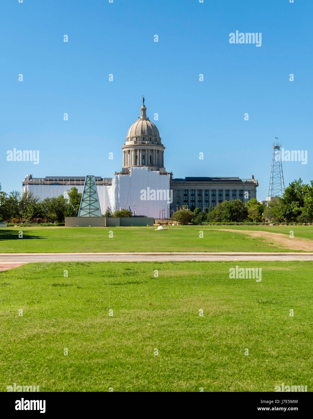 Oklahoma State Capitol costruito da calcare e marmo, è sotto teloni mentre i lavori di rinnovo sono completati nel 2022 nella città di Oklahoma, Oklahoma, Stati Uniti d'America. Foto Stock