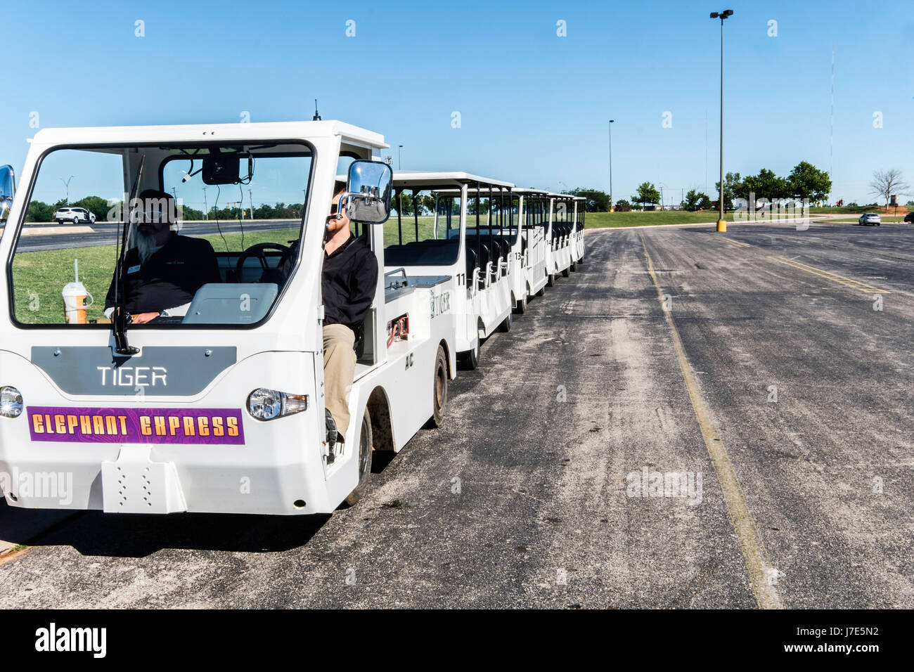 Elephant Express con due dipendenti nel motore auto. Una navetta che serve lo zoo di Oklahoma City, il trasporto di passeggeri in quattro posizioni diverse. Foto Stock