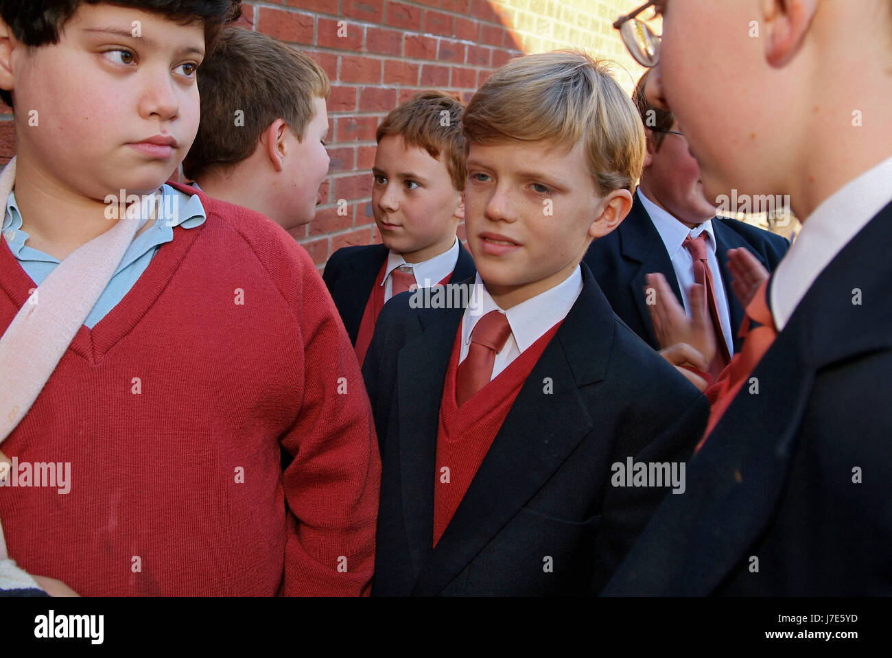 Abbey School, Tewkesbury con studente Andrew Swait in coro pratica a Tewkesbury Abbey e con i compagni di classe. Foto Stock