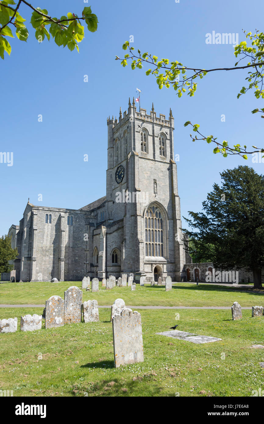 Christchurch Priory dal sagrato, Christchurch, Dorset, England, Regno Unito Foto Stock