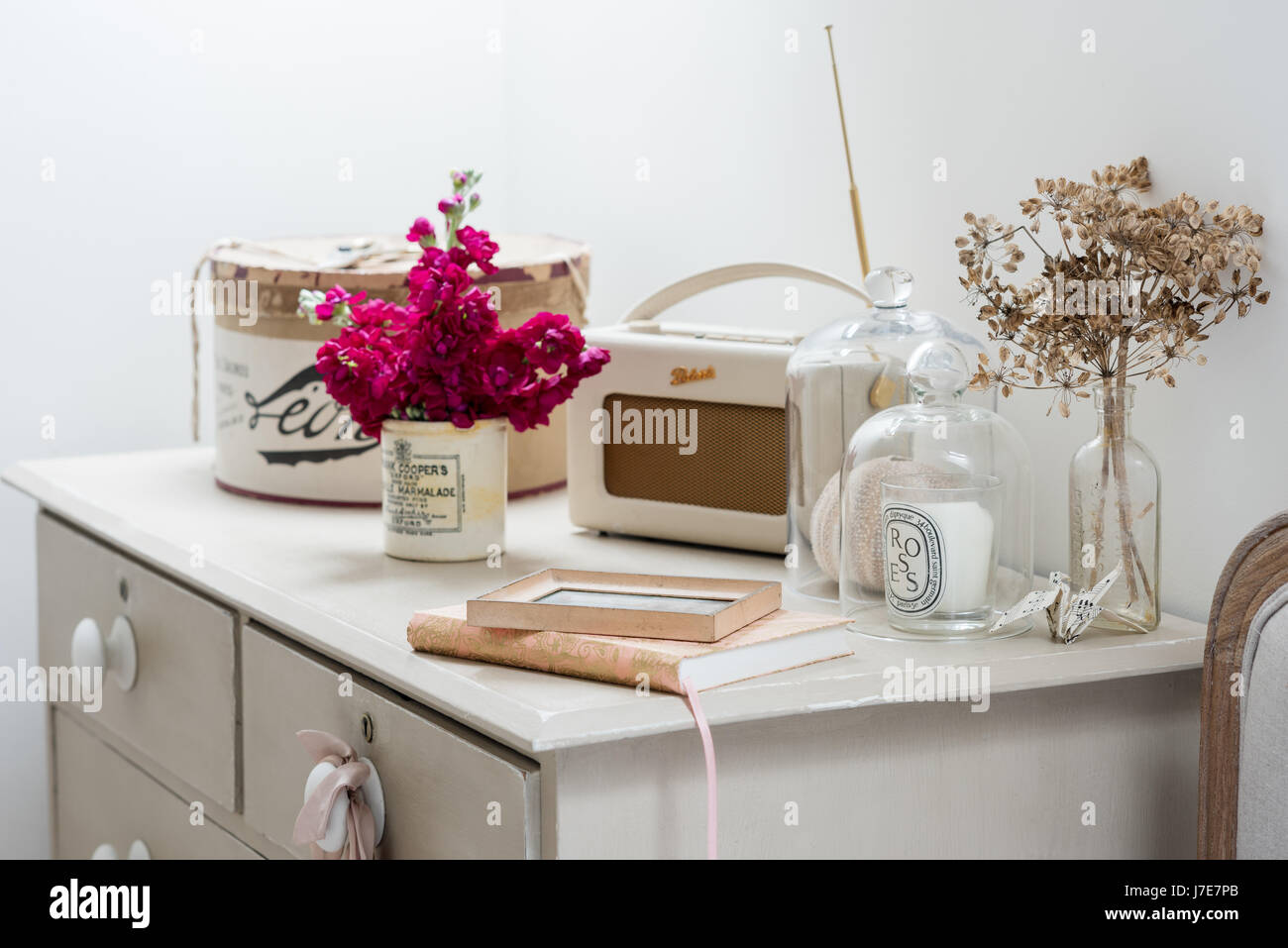 Roberts radio e la campana di vetro vasi su riutilizzato cassettiera dipinta in Annie Sloan, vecchio bianco e grigio del paese Foto Stock