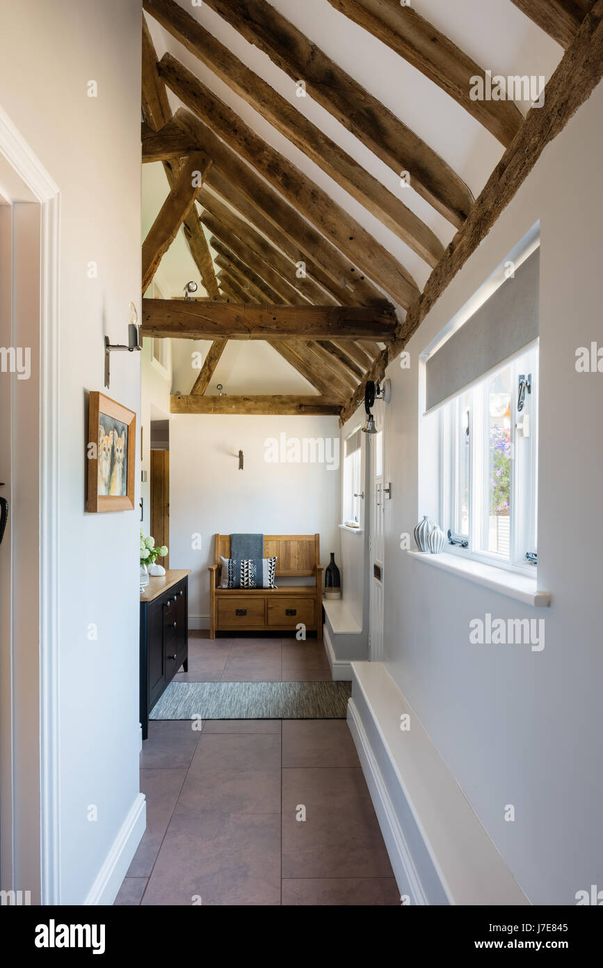 Banco di stoccaggio del Cotswold Companyt in sala con soffitto in legno travi Foto Stock