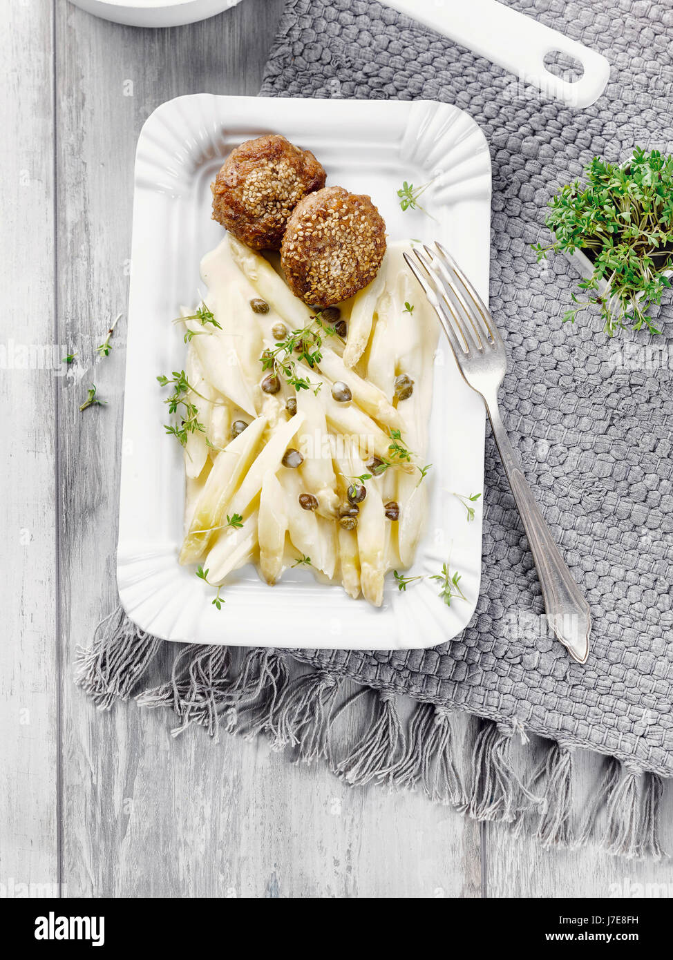 Le polpette di carne con asparagi Foto Stock